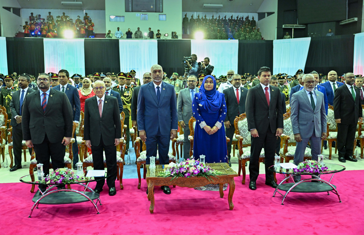 މި އަހަރުގެ ނަސްރުގެ ދުވަސް ފާހަގަކުރަން މިއަދު ބޭއްވި ރަސްމީ ޖަލްސާގައި، ރައީސް މުއިއްޒުގެ ދެކަނބަލުންނާއި ނައިބު ރައީސް ހުސެއިން މުހައްމަދު ލަތީފާއި ރައްޔިތުންގެ މަޖިލިހުގެ ރައީސް އަބްދުއްރަހީމާއި ކުރީގެ ރައީސް މައުމޫން އަދި ސަރުކާރުގެ ބައެއް އިސްވެރިން ބައިވެރިވެވަޑައިގަންނަވަނީ.--- ފޮޓޯ: ރައީސް އޮފީސް