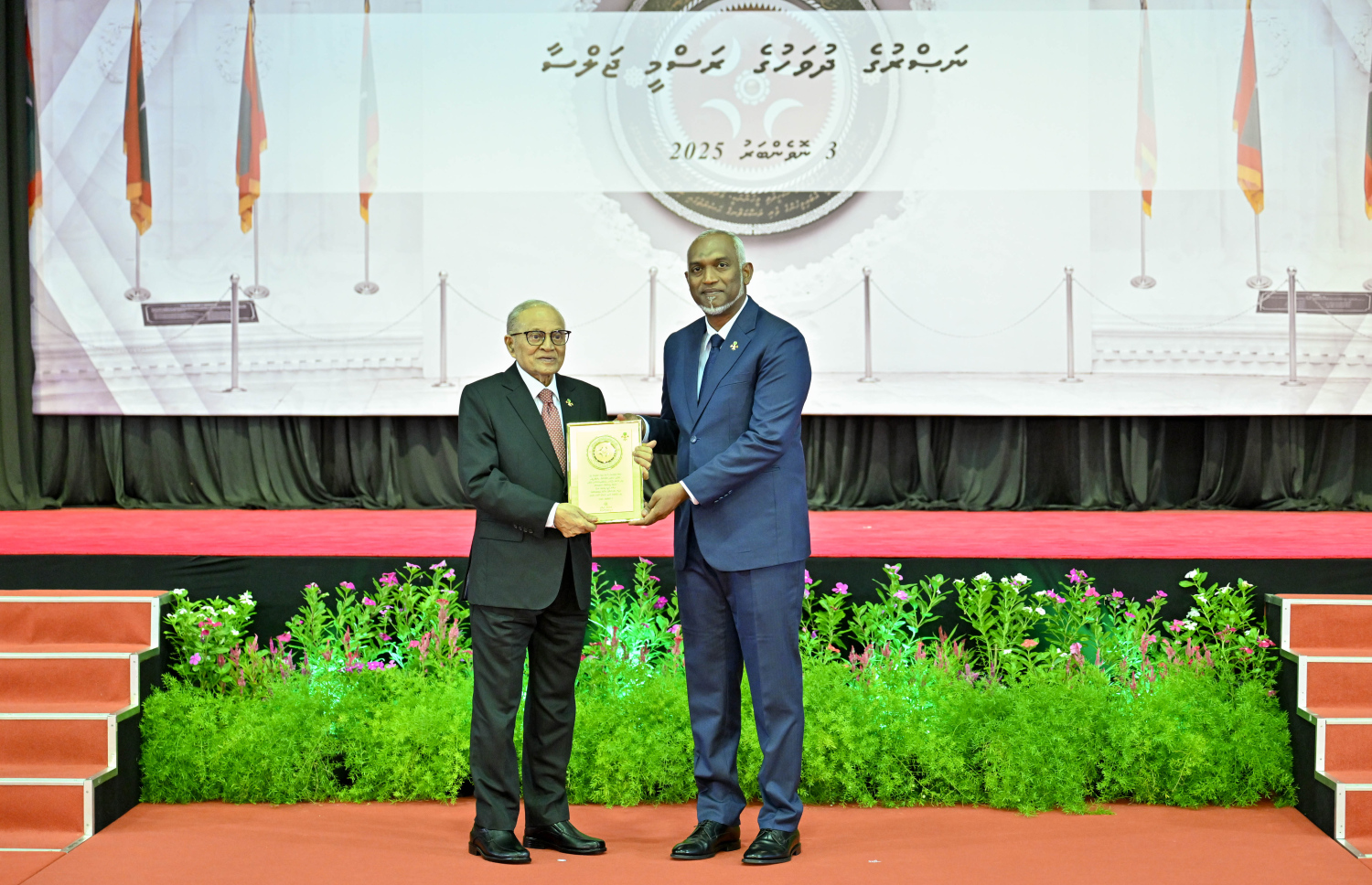 ދިވެހިންގެ މަދު ބަޔަކު ލަންކާގެ 80 ވަރަކަށް ޓެރަރިސްޓުން ގޮވައިގެން މާލެ އަރައި ނޮވެމްބަރު 3، 1988 ގައި ހަމަލަދިން އިރު ރައީސަކަށް ހުންނެވި މައުމޫން އަބްދުލްގައްޔޫމަށް ނަސްރުގެ ދުވަހު ހާއްސަ ޝަރަފުގެ އައްޑަނަ ރައީސް މުއިއްޒު މިއަދު އަރުވަނީ: އެ މަނިކުފާނު ހާއްސަ ޝަރަފުގެ އައްޑަނަ ސަރުކާރުން އެރުވީ ދިވެހިން ސަލާމަތް ކުރުމަށް އެ ދުވަހު ކުރެއްވި ބުރަ މަސައްކަތުގެ އަގުވަޒަން ކުރަން.---ފޮޓޯ: ރައީސް އޮފީސް