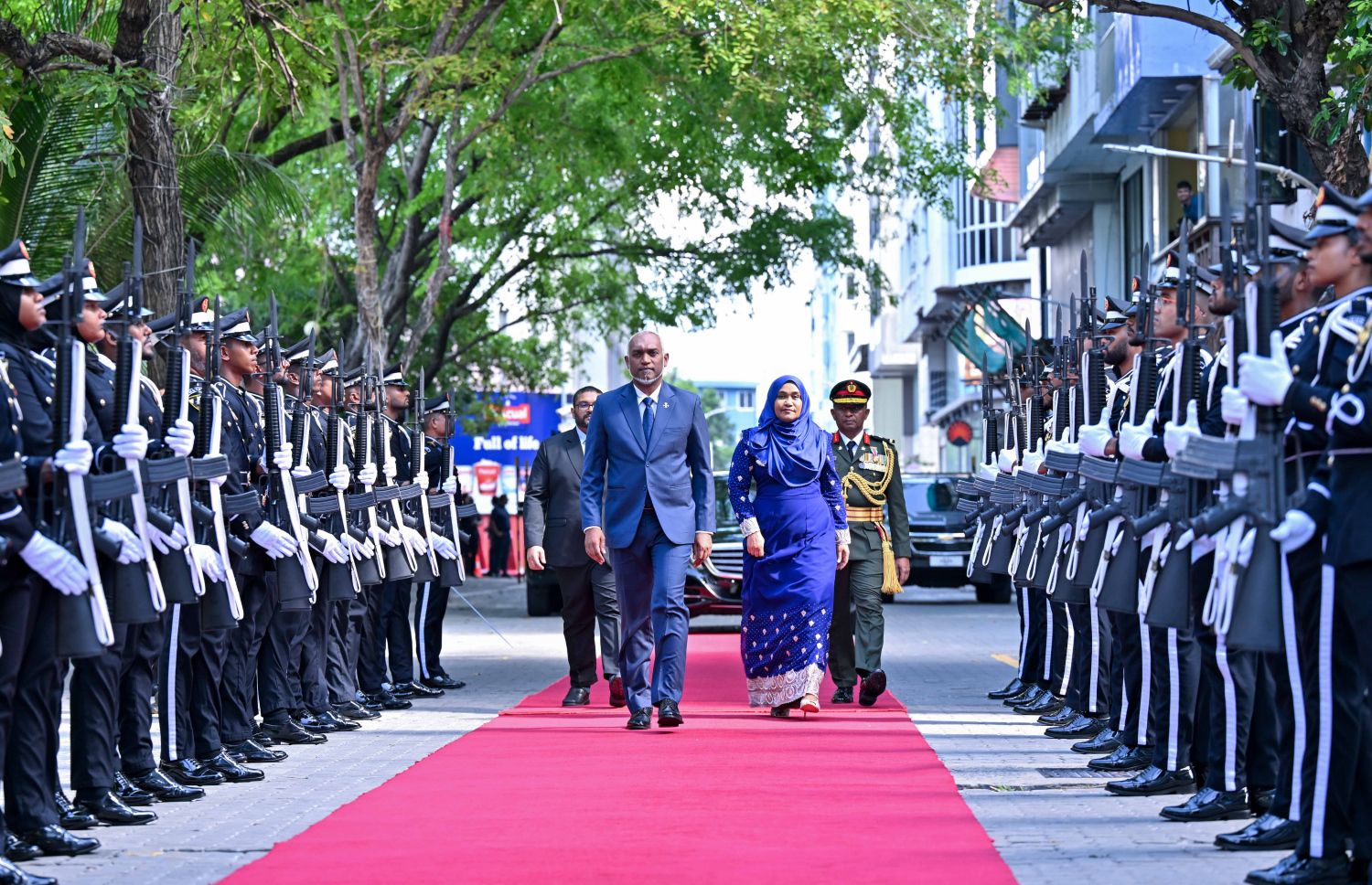 މި އަހަރުގެ ނަސްރުގެ ދުވަސް ފާހަގަކުރަން މިއަދު ބޭއްވި ރަސްމީ ޖަލްސާ އަށް ރައީސް ޑރ. މުހައްމަދު މުއިއްޒު އަދި އެ މަނިކުފާނުގެ އަނބިކަނބަލުން ފަސްޓް ލޭޑީ ސާޖިދާ މުހައްމަދު ވަޑައިގަންނަވަނީ.--- ފޮޓޯ: ރައީސް އޮފީސް