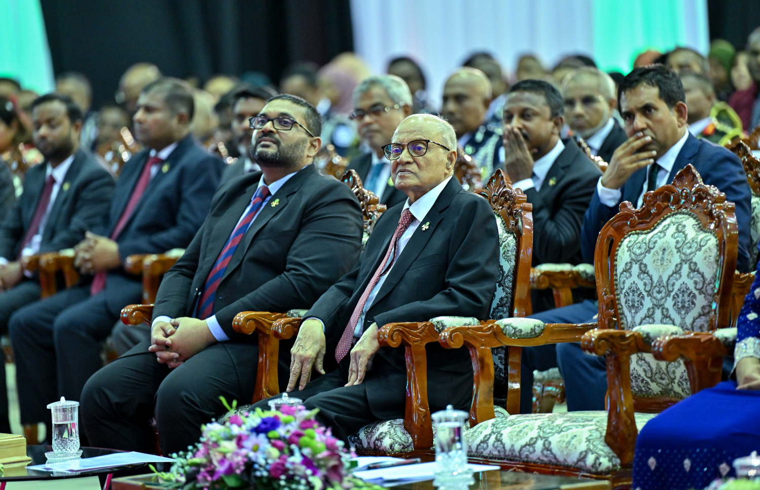 މި އަހަރުގެ ނަސްރުގެ ދުވަސް ފާހަގަކުރަން މިއަދު ބޭއްވި ރަސްމީ ޖަލްސާގައި ކުރީގެ ރައީސް މައުމޫނާއި އެ މަނިކުފާނުގެ ދަރިކަލުން އަދި މިހާރުގެ ޑިފެންސް މިނިސްޓަރު މުހައްމަދު ޣައްސާން މައުމޫން ބައިވެރިވެވަޑައިގަންނަވަނީ-- ފޮޓޯ: ރައީސް އޮފީސް