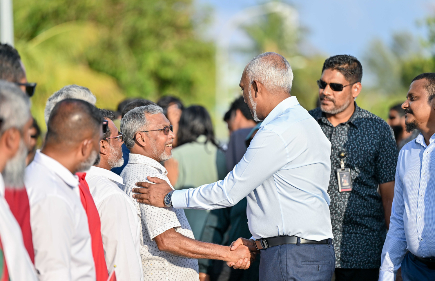 ރައީސް ޑރ. މުހައްމަދު މުއިއްޒު ފުވައްމުލަކަށް ވަޑައިގަތުމުން މަރުހަބާ ކިޔަން ދިޔަ މީހަކާ އެމަނިކުފާނު ސަލާންކުރައްވަނީ.-- ފޮޓޯ: ރައީސް އޮފީސް