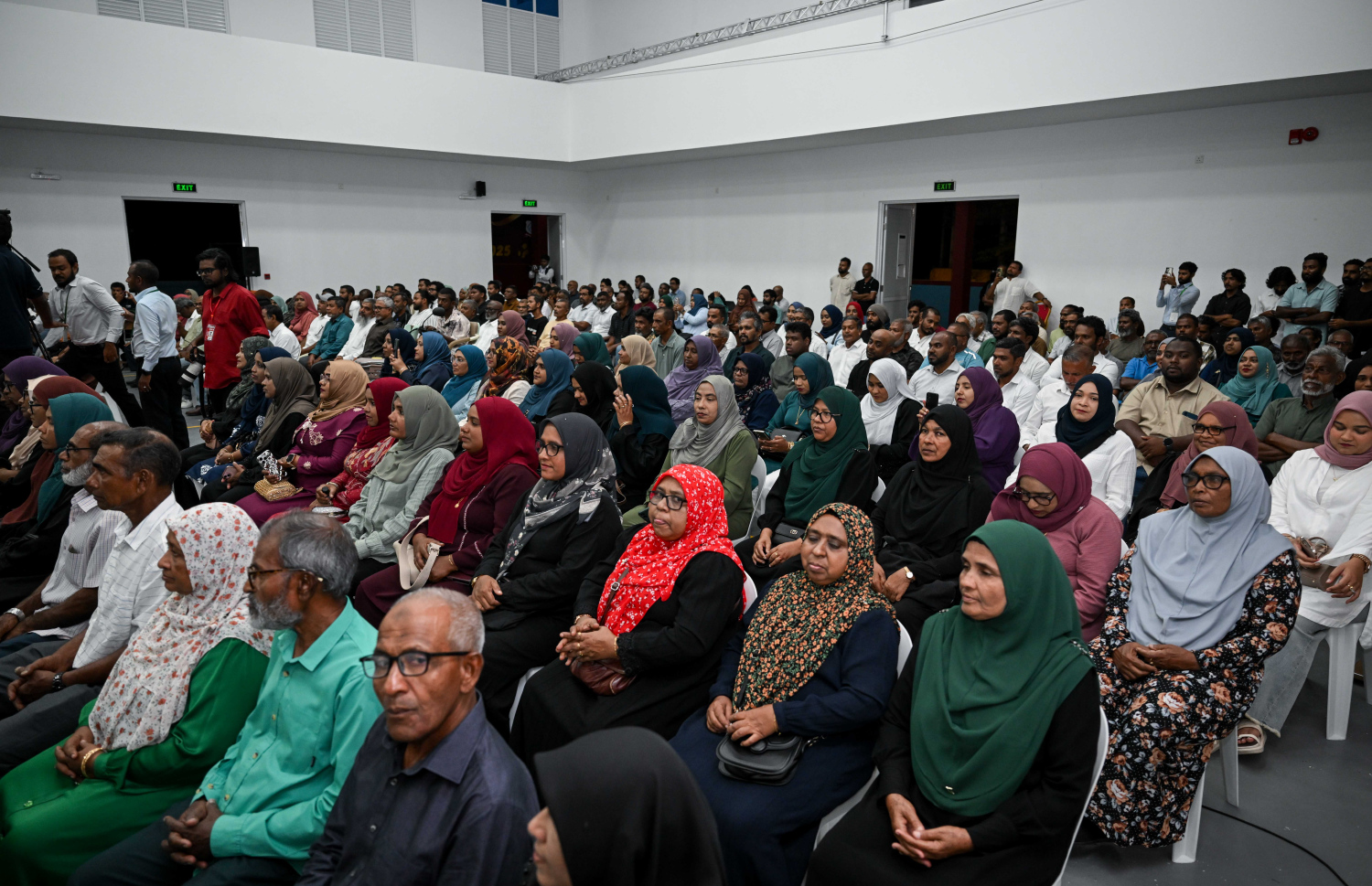 ރައީސް މުއިއްޒު ފުވައްމުލަކުގެ މީހުންނާ ބައްދަލުކުރައްވަން ރޭ ބޭއްވި ޖަލްސާ އަށް ދިޔަ އެ ސިޓީގެ މީހުން.---ފޮޓޯ: ރައީސް އޮފީސް