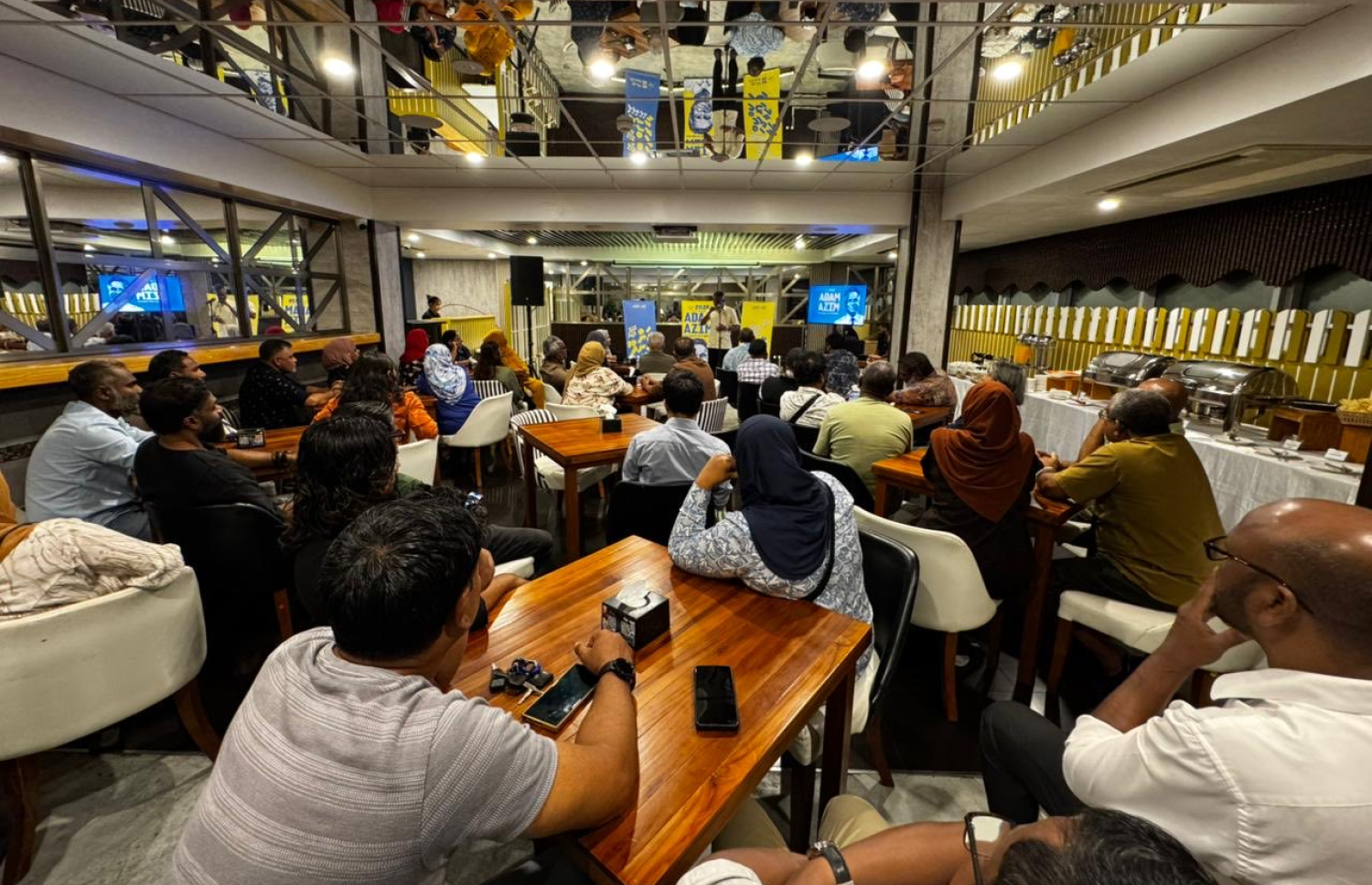 މާލޭގެ މޭޔަރު ކަމުގެ މަގާމަށް އަލުން ވާދަކުރައްވަން ނިންމަވައި މޭޔަރު އާދަމް އާޒިމް ރޭ ބައެއް ސަޕޯޓަރުންނާ ބައްދަލުކުރައްވަނީ.