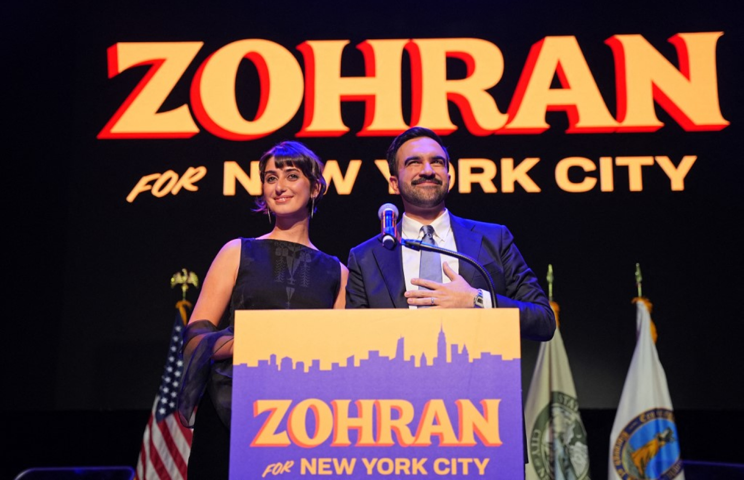 ނިއު ޔޯކްގެ މޭޔަރުކަމުގެ އިންތިހާބު ކާމިޔާބުކުރެއްވުމަށް ފަހު ޒަހްރާން މަމްދާނީ އާއި އަނބިކަނބަލުން ރަމާ ދުވާޖީ. -- ފޮޓޯ: އޭއެފްޕީ