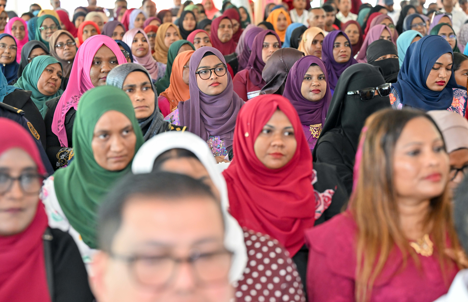 ރައީސް ޑރ. މުހައްމަދު މުއިއްޒު ހުޅުދޫ އާއި މީދޫ ރައްޔިތުންނަށް ބައްދަލުކުރެއްވުމަށް ބޭއްވި ޖަލްސާގައި މީހުން ބައިވެރިވަނީ.-- ފޮޓޯ: ރައީސް އޮފީސް