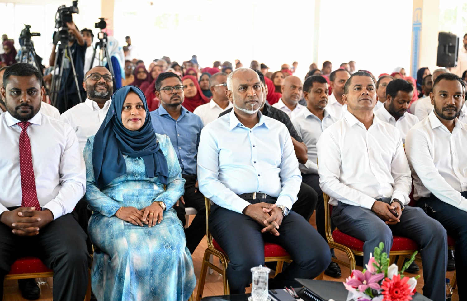 ހުޅުދޫ އާއި މީދޫ ރައްޔިތުންނަށް ބައްދަލުކުރެއްވުމަށް ބޭއްވި ޖަލްސާގައި ރައީސް ޑރ. މުހައްމަދު މުއިއްޒާއި މެމްބަރު ޝާހިދު ބައިވެރިވެވަޑައިގަންނަވަނީ.--  ފޮޓޯ: ރައީސް އޮފީސް