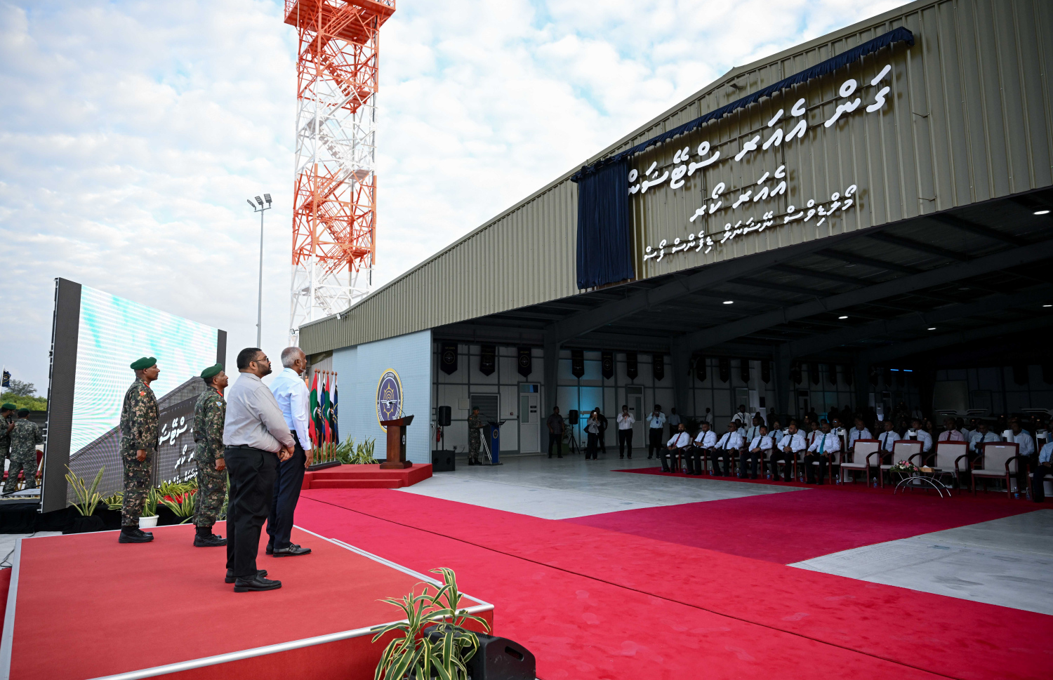 ރައީސް މުއިއްޒު ގަން އެއާ ސްޓޭޝަން ރަސްމީކޮށް ހުޅުއްވައި ދެއްވަނީ --- ފޮޓޯ/ރައީސް އޮފީސް