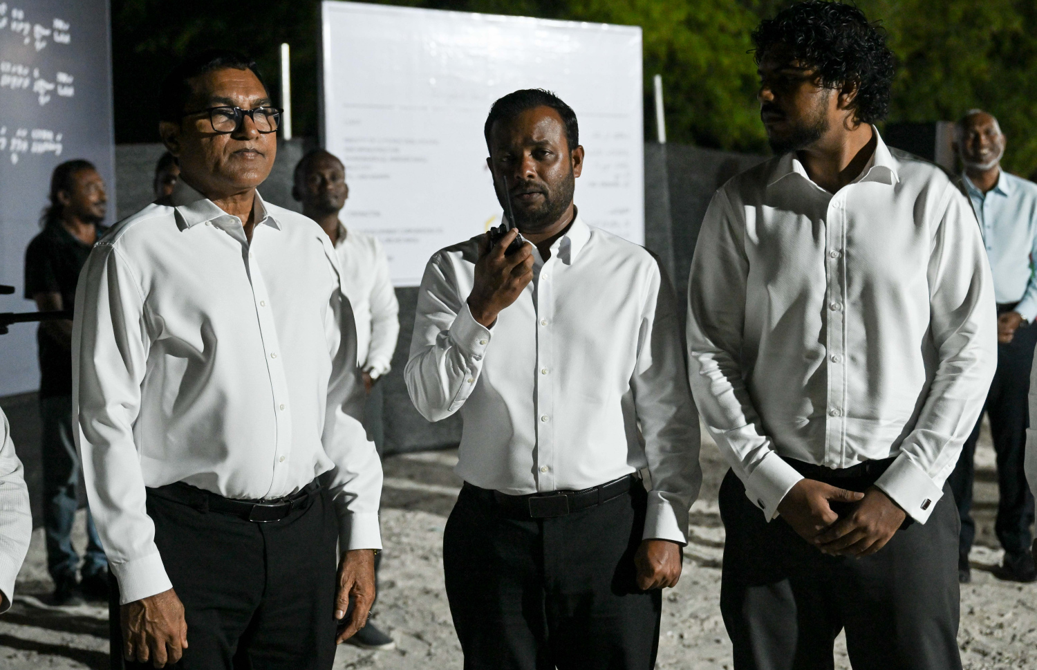 އައްޑޫ ލިންކް ރޯޑް ހެދުމުގެ މަޝްރޫއުގެ އަމަލީ މަސައްކަތް ފެށުމުގެ ރަސްމިއްޔާތުގައި ކޮންސްޓްރަކްޝަން މިނިސްޓަރު ޑރ. އަބްދުﷲ މުއްތަލިބް އަދި މަޖިލިސް މެމްބަރުން ބައިވެރިވެވަޑައިގަންނަވަނީ.-- ފޮޓޯ: ރައީސް އޮފީސް