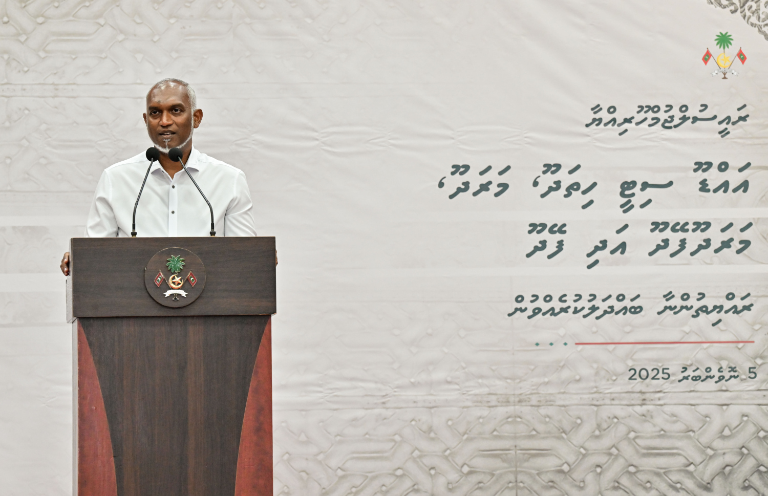 އައްޑޫ ރައްޔިތުންނާ ބައްދަލުކުރައްވާ ރައީސް މުއިއްޒު ރޭ ވާހަކަފުޅު ދައްކަވަނީ.---ފޮޓޯ: ރައީސް އޮފީސް