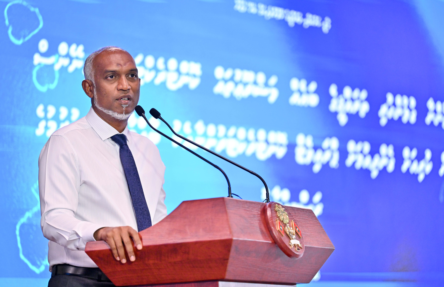 ތަރައްގީގެ 206 މަޝްރޫއުތަކުގައި މިއަދު ސޮއިކުރުމަށް ބޭއްވި ރަސްމިއްޔާތުގައި ރައީސް މުއިއްޒު ވާހަކަފުޅު ދައްކަވަނީ.---ފޮޓޯ: ރައީސް އޮފީސް