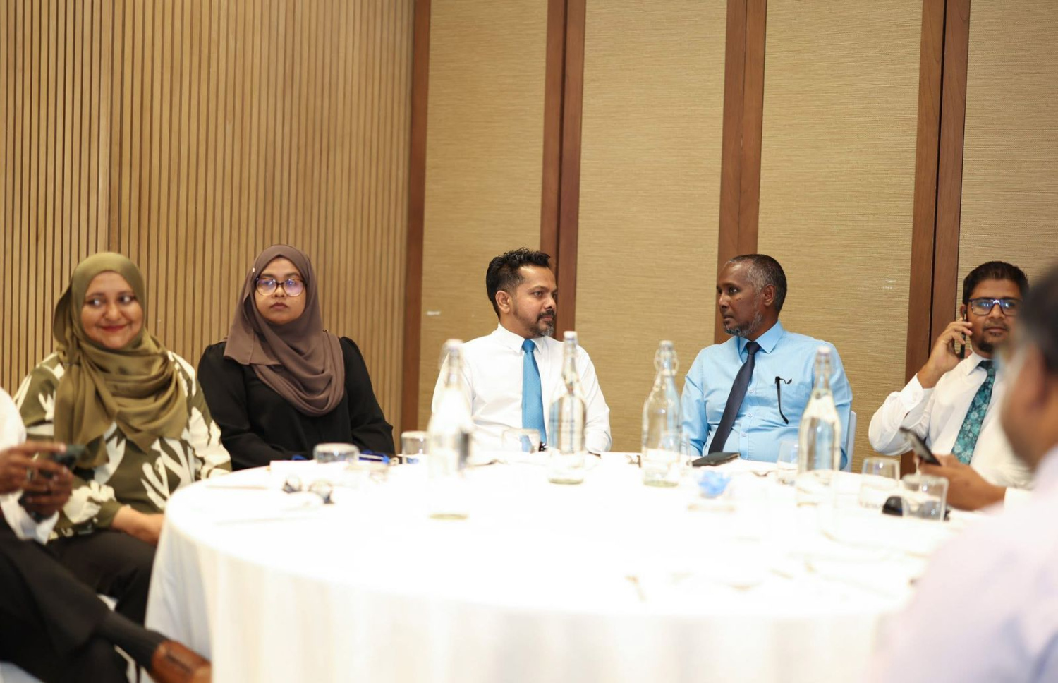 ތަރައްގީގެ 206 މަޝްރޫއުތަކުގައި ސޮއިކުރުމަށް މިއަދު ބޭއްވި ރަސްމިއްޔާތުގައި ބައިވެރިވެވަޑައިގެންނެވި ސަރުކާރުގެ ބައެއް އިސް މުވައްޒަފުން.