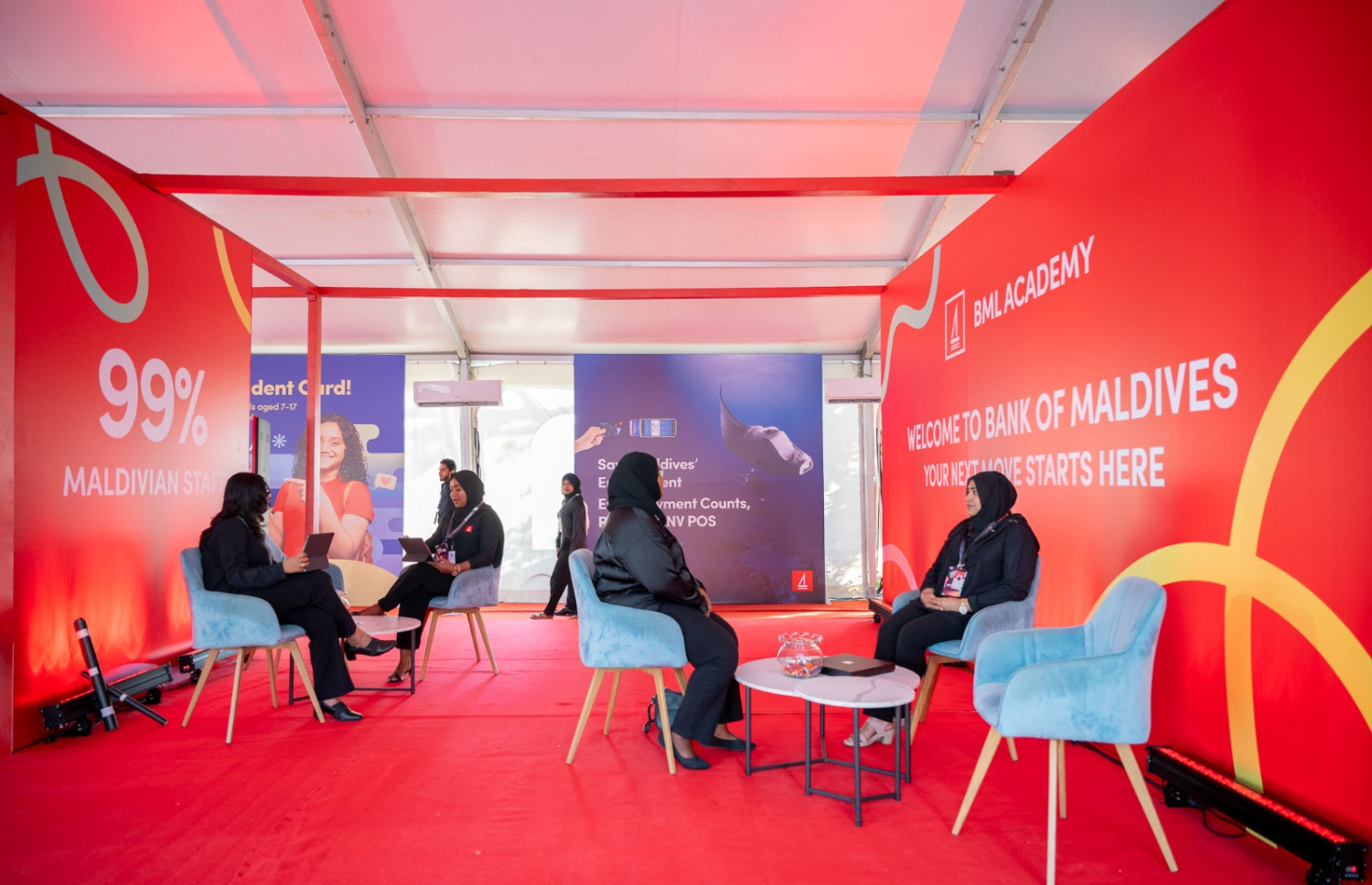 ވަރަ އެކްސްޕޯގެ ބީއެމްއެލްގެ ސްޓޯލަށް ރޭ ޒިޔާރަތްކުރި މީހުންނަށް އެ ކުންފުނީގެ މުވައްޒަފުން މައުލޫމާތު ދެނީ.---ފޮޓޯ: ބީއެމްއެލް