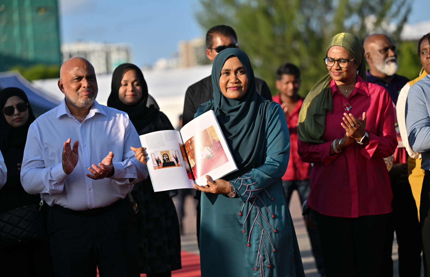 ފަސްޓް ލޭޑީ ސާޖިދާ މުހައްމަދު "ވަރަ އެކްސްޕޯ 2025" އިފްތިތާހުކޮށްދެއްވައި ހަޔަ އެޑިއުކޭޝަންގެ ފޮތް ނެރެދެއްވަނީ.-- ފޮޓޯ: ރައީސް އޮފީސް