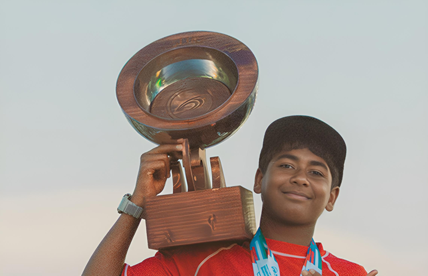 ޔަސީން ޖޫނިއާ ލީގު ޗެމްޕިއަން ޓްރޮފީއާ އެކު އިއްޔެ ފޮޓޯއަކަށް ތައްޔާރުވެގެން.--- ފޮޓޯ: އެމްއެސްއޭ/ ސިޑިބަރި