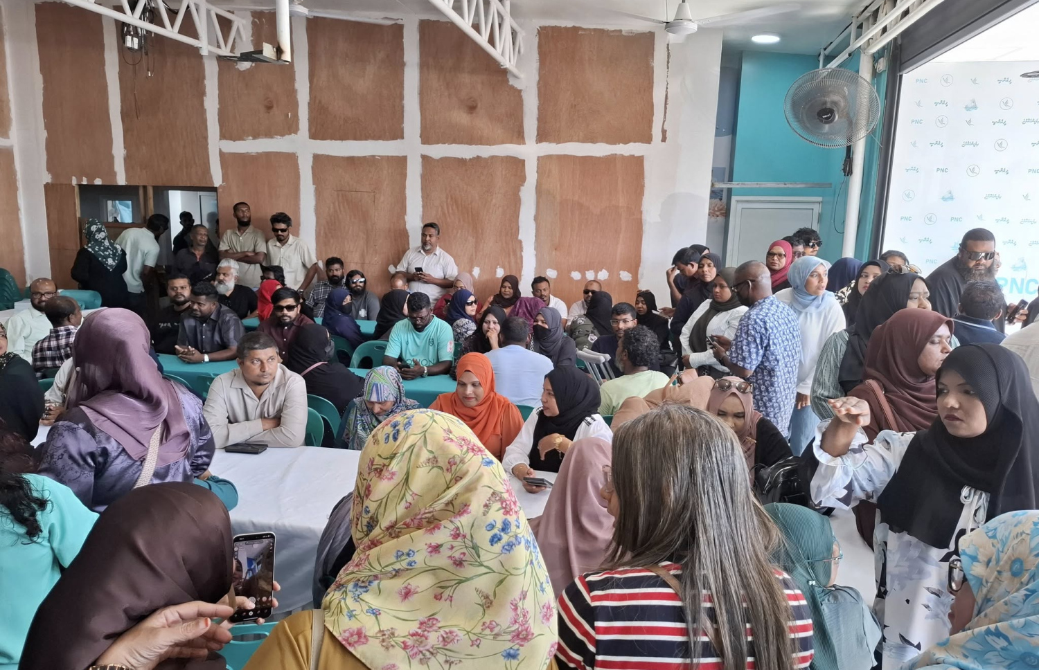 ޕީއެންސީން އަންނަ ހުކުރު ދުވަހުގެ ރޭ މާލޭގެ އާޓިފިޝަލް ބީޗު ސަރަހަހައްދުގައި ބާއްވާ ޖަލްސާ އަށް މާލެ ސަރަހައްދުގައި ދިރިއުޅޭ މީހުންނަށް ދައުވަތު ދިނުމުގެ ހަރަކާތް ފެށުމަށް ހާޒިރުވި އެ ޕާޓީގެ ބައެއް އާންމު މެމްބަރުން.