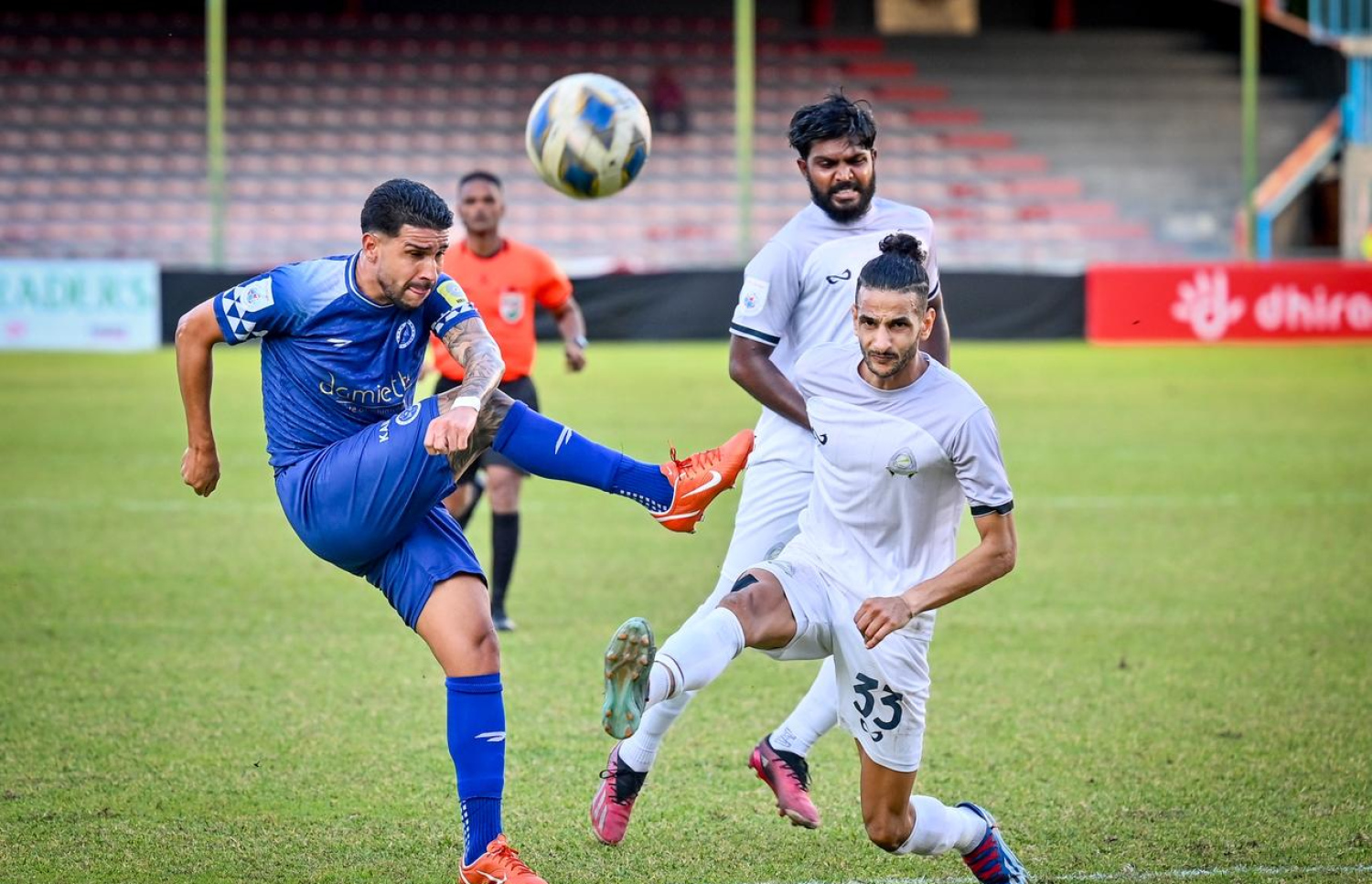 ނިއު އާއި ގްރީން ކުޅުނު މެޗުގައި: ނިއުގެ ދެ ލަނޑުގެ ލީޑަށް ނިމުން ގެނެސް ގްރީންއިން ނަތީޖާ ހަމަހަ ކުރި --- ފޮޓޯ: ނިޝާން އަލީ | މިހާރު