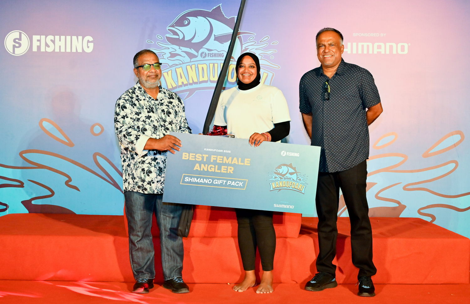 މުބާރާތުގެ އެންމެ މޮޅު އަންހެން މަސްވެރިޔާއަށް އިނާމު ދެނީ. -- ފޮޓޯ: ނިޝާން އަލީ | މިހާރު