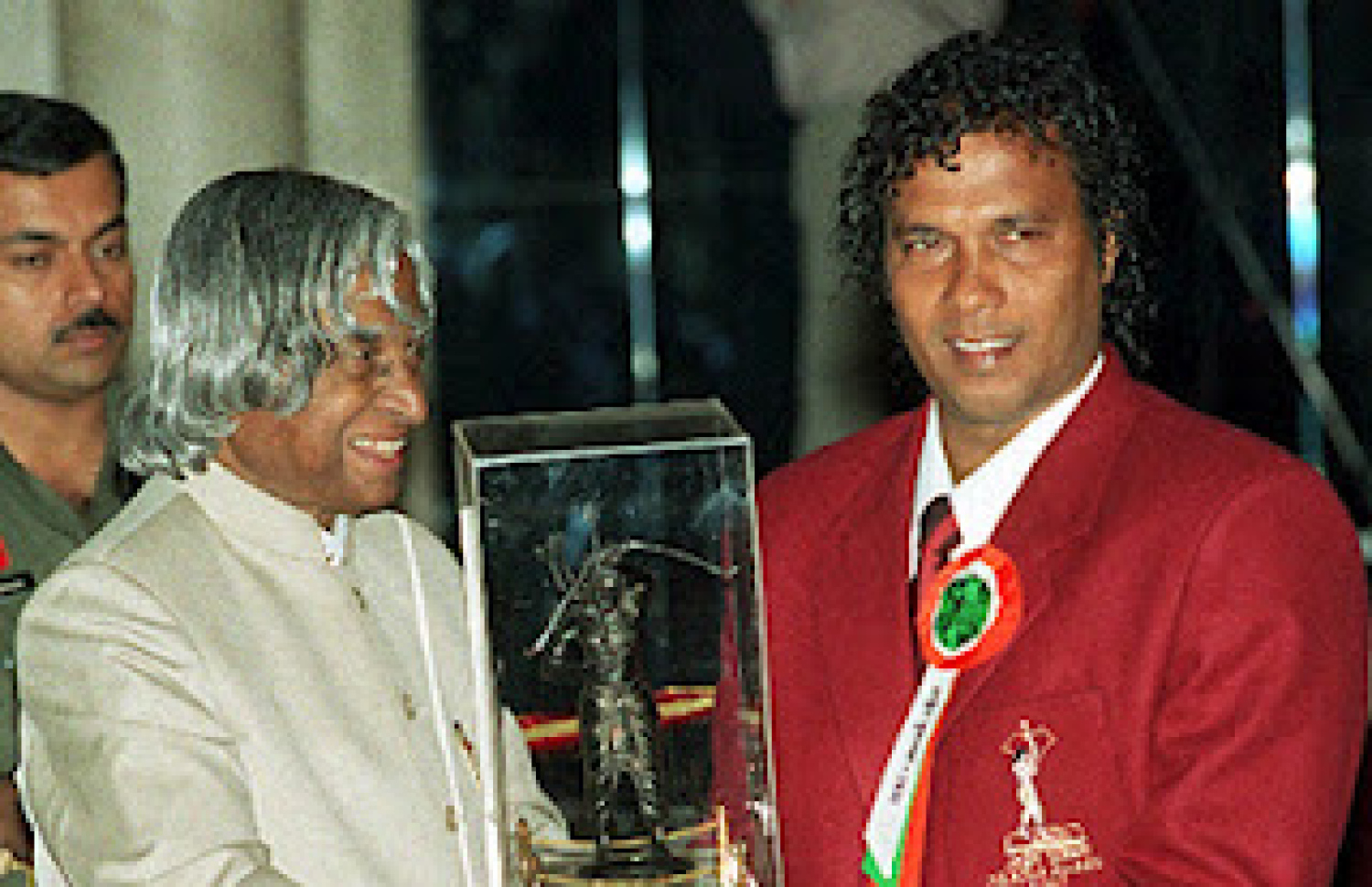 ބްރޫނޯ (ކ) އަށް އިންޑިއާގެ އޭރުގެ ރައީސް ކަލާމް، އަރްޖުނާ އެވޯޑް ދެއްވަނީ.