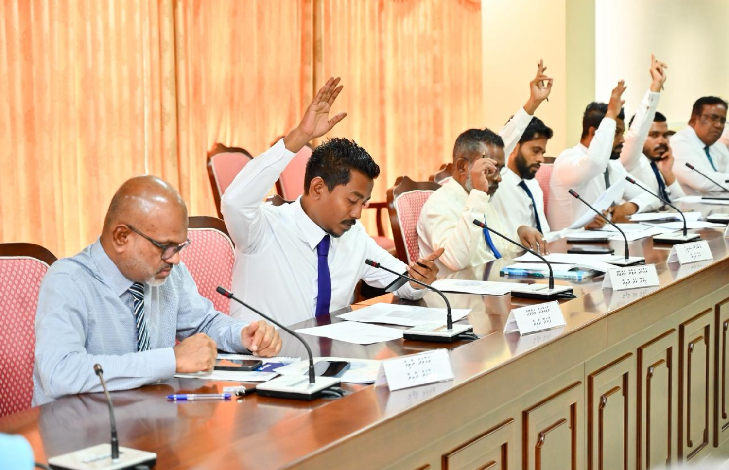 ބަޖެޓު ކޮމިޓީގެ ބައެއް މެންބަރުން: ބަޖެޓުގައި ހަރަދު ކުޑަކުރުމުގެ ފިޔަވަޅުތައް ނެތް ކަމަށް އޮޑިޓާ ޖެނެރަލް ވަނީ ފާހަގަކުރައްވާފައި.---ފޮޓޯ: ނިޝާން އަލީ| މިހާރު