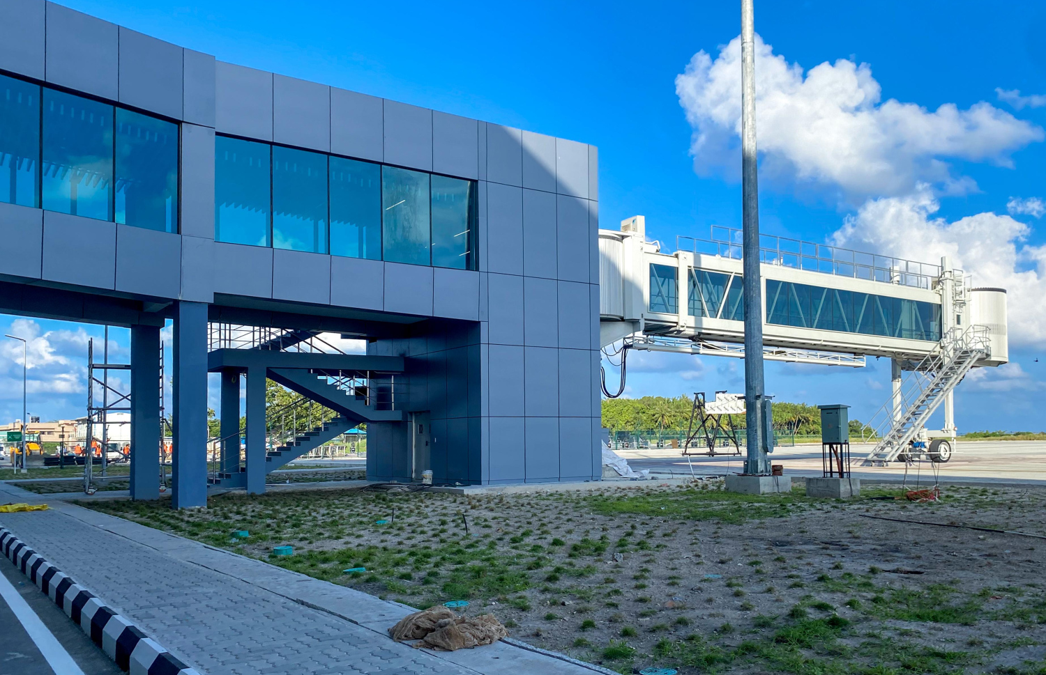 ހަނިމާދޫ އިންޓަނޭޝަނަލް އެއާޕޯޓުގެ އާ ޓާމިނަލްގެ އެއިރޯ ބްރިޖު: މިރޭ އެ އެއާޕޯޓު ރަސްމީކޮށް ހުޅުވަން ވަނީ ތައްޔާރުވެފައި.-- ފޮޓޯ: ފަޔާޒް މޫސާ | މިހާރު