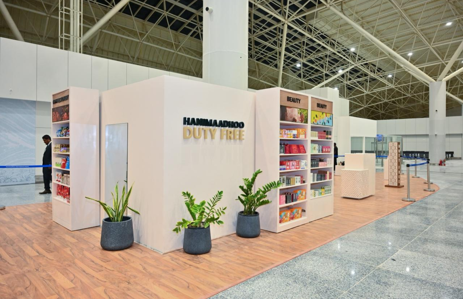 ހަނިމާދޫ އިންޓަނޭޝަނަލް އެއާޕޯޓުގެ އާ ޓާމިނަލްގެ އެތެރެ: މިރޭ އެ އެއާޕޯޓު ވަނީ ހުޅުވައިފައި.-- ފޮޓޯ: ނިޝާން އަލީ | މިހާރު