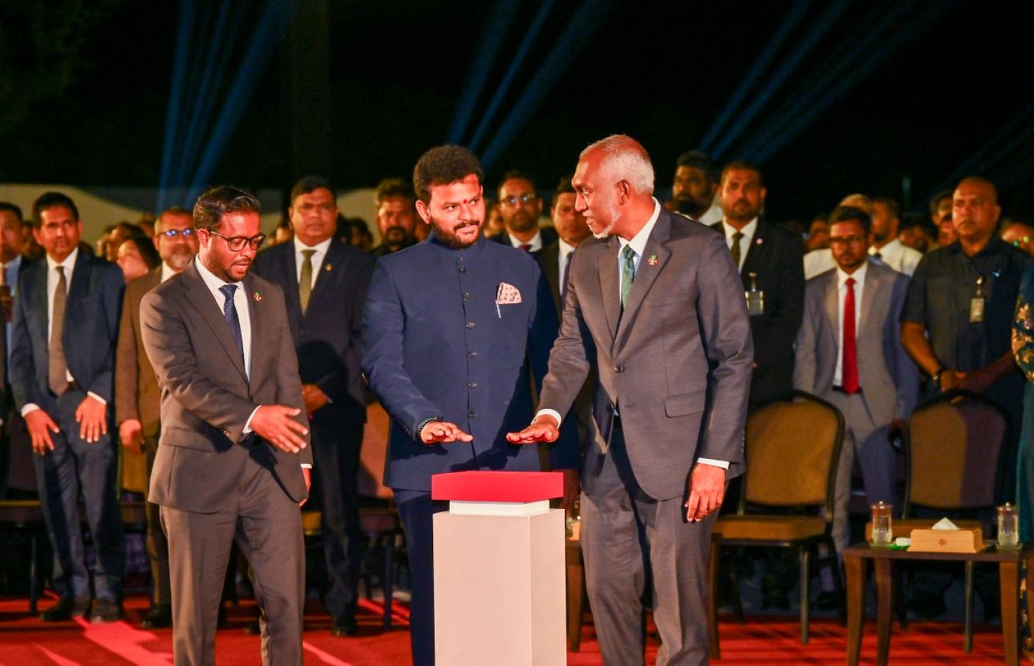 ރައީސް މުއިއްޒާއި އިންޑިއާގެ ސިވިލްއޭވިއޭޝަން މިނިސްޓަރު ހަނިމާދޫ އިންޓަނޭޝަނަލް އެއާޕޯޓް ރޭ ހުޅުުއްވައި ދެއްވަނީ. ފޮޓޯ: ނިޝާން އަލީ| މިހާރު