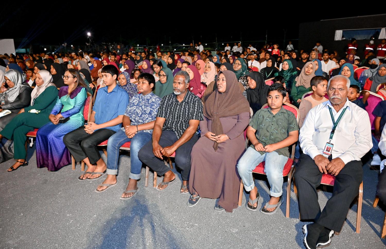 ހަނިމާދޫ އިންޓަނޭޝަނަލް އެެއާޕޯޓް ތަރައްގީކޮށް، ރަސްމީކޮށް ހުޅުވުމަށް ރޭ އެ އެއާޕޯޓުގައި ބޭއްވި ރަސްމިއްޔާތުގައި ބައިވެރިވި ބައެއް މީހުން.-- ފޮޓޯ: ނިޝާން އަލީ | މިހާރު