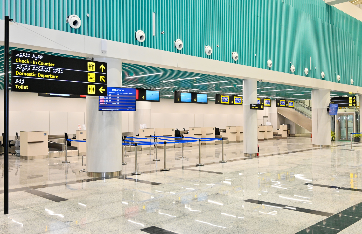 ހަނިމާދޫ އިންޓަނޭޝަނަލް އެެއާޕޯޓްގެ އެތެރެ: މިއީ އިންޑިއާގެ އެގްޒިމް ބޭންކުން ދީފައިވާ 800 މިލިއަން ޑޮލަރުގެ ލައިން އޮފް ކްރެޑިޓްގެ ދަށުން 136 މިލިއަން ޑޮލަރު (ދެ ބިލިއަން ރުފިޔާ) ހަރަދު ކޮށްގެން ހެދި އެންމެ ޒަމާނީ އެއާޕޯޓެއް.---ފޮޓޯ: ނިޝާން އަލީ| މިހާރު