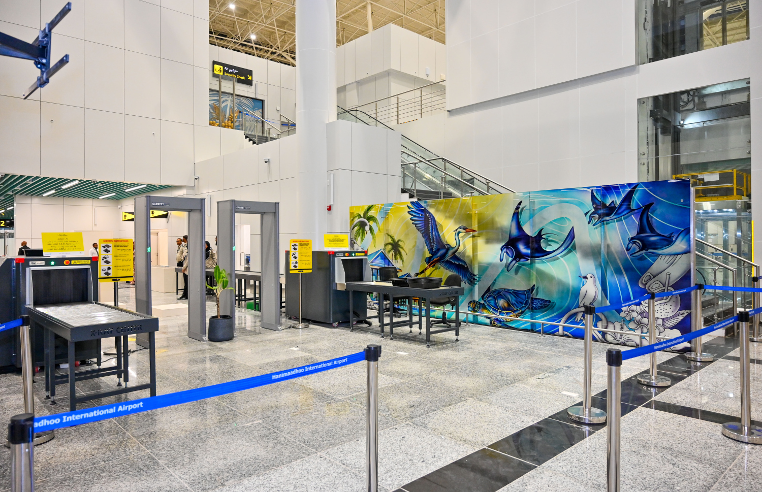 ހަނިމާދޫ އިންޓަނޭޝަނަލް އެެއާޕޯޓްގެ އެތެރެ: ރާއްޖޭގެ ގުދުރަތީ ރީތިކަމާއި ދިވެހިންގެ އުޅުމާއި ސަގާފަތް ދައްކުވައިދޭ ގޮތަށް ފަރުމާ ކުރުމަށް ހާއްސަ އިސްކަމެއް ދީފައިވޭ.---ފޮޓޯ: ނިޝާން އަލީ| މިހާރު