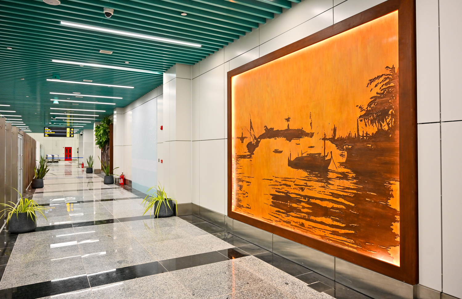 ހަނިމާދޫ އިންޓަނޭޝަނަލް އެެއާޕޯޓްގެ އެތެރެ: ރާއްޖޭގެ ގުދުރަތީ ރީތިކަމާއި ދިވެހިންގެ އުޅުމާއި ސަގާފަތް ދައްކުވައިދޭ ގޮތަށް ފަރުމާ ކުރުމަށް ހާއްސަ އިސްކަމެއް ދީފައިވޭ.---ފޮޓޯ: ނިޝާން އަލީ| މިހާރު