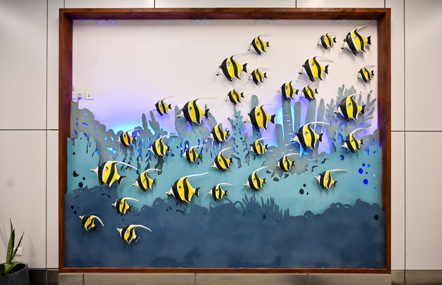 ހަނިމާދޫ އިންޓަނޭޝަނަލް އެެއާޕޯޓްގެ އެތެރެ: ރާއްޖޭގެ ގުދުރަތީ ރީތިކަމާއި ދިވެހިންގެ އުޅުމާއި ސަގާފަތް ދައްކުވައިދޭ ގޮތަށް ފަރުމާ ކުރުމަށް ހާއްސަ އިސްކަމެއް ދީފައިވޭ.---ފޮޓޯ: ނިޝާން އަލީ| މިހާރު