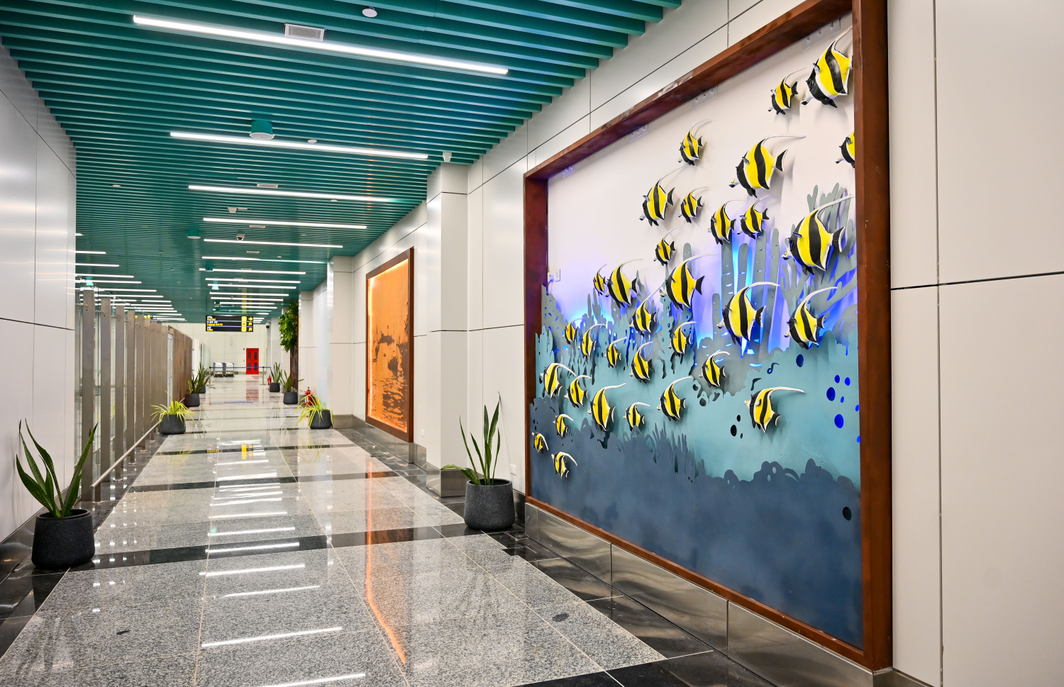 ހަނިމާދޫ އިންޓަނޭޝަނަލް އެެއާޕޯޓްގެ އެތެރެ: ރާއްޖޭގެ ގުދުރަތީ ރީތިކަމާއި ދިވެހިންގެ އުޅުމާއި ސަގާފަތް ދައްކުވައިދޭ ގޮތަށް ފަރުމާ ކުރުމަށް ހާއްސަ އިސްކަމެއް ދީފައިވޭ.---ފޮޓޯ: ނިޝާން އަލީ| މިހާރު