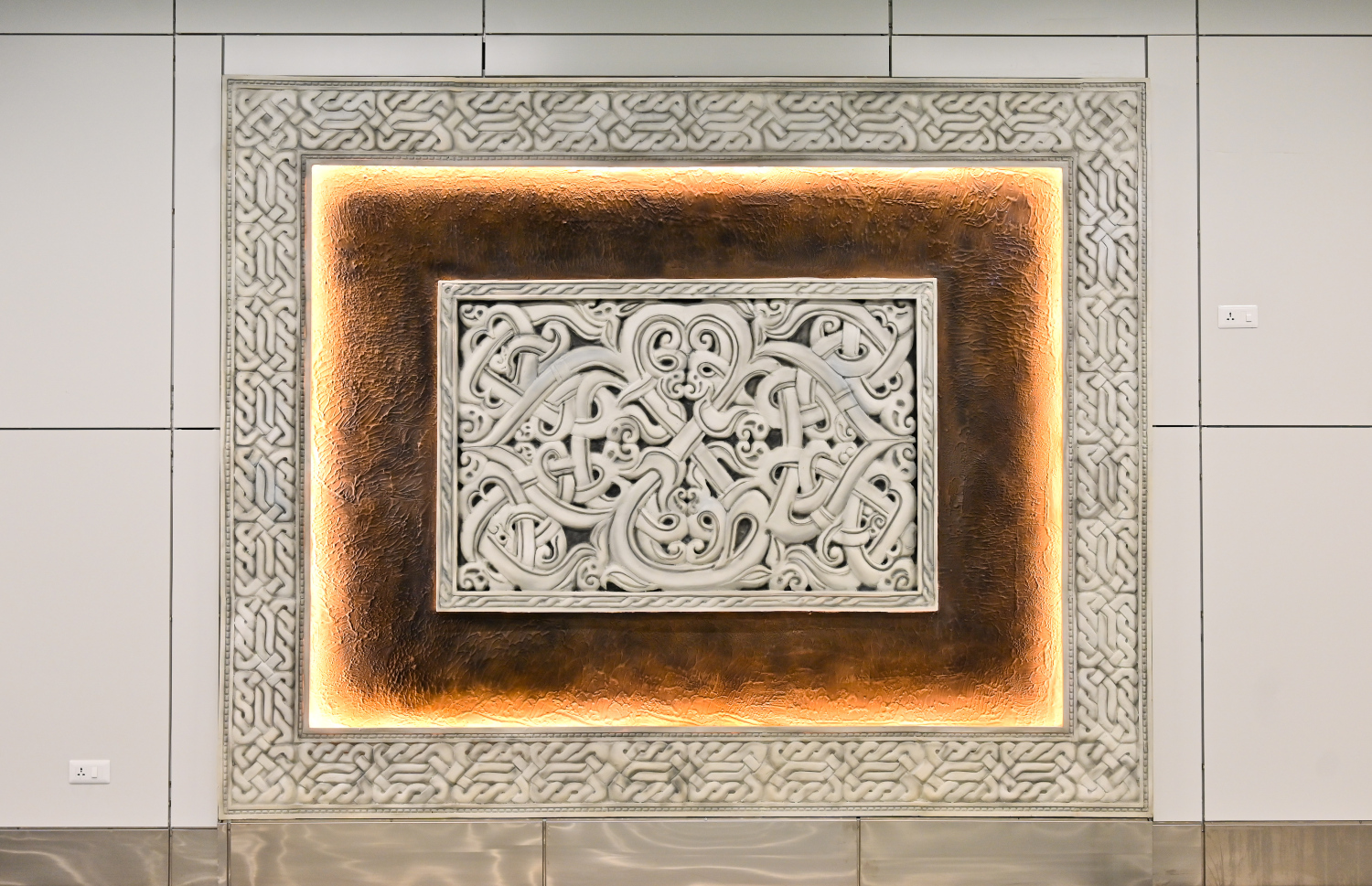 ހަނިމާދޫ އިންޓަނޭޝަނަލް އެެއާޕޯޓްގެ އެތެރެ: ރާއްޖޭގެ ގުދުރަތީ ރީތިކަމާއި ދިވެހިންގެ އުޅުމާއި ސަގާފަތް ދައްކުވައިދޭ ގޮތަށް ފަރުމާ ކުރުމަށް ހާއްސަ އިސްކަމެއް ދީފައިވޭ.---ފޮޓޯ: ނިޝާން އަލީ| މިހާރު