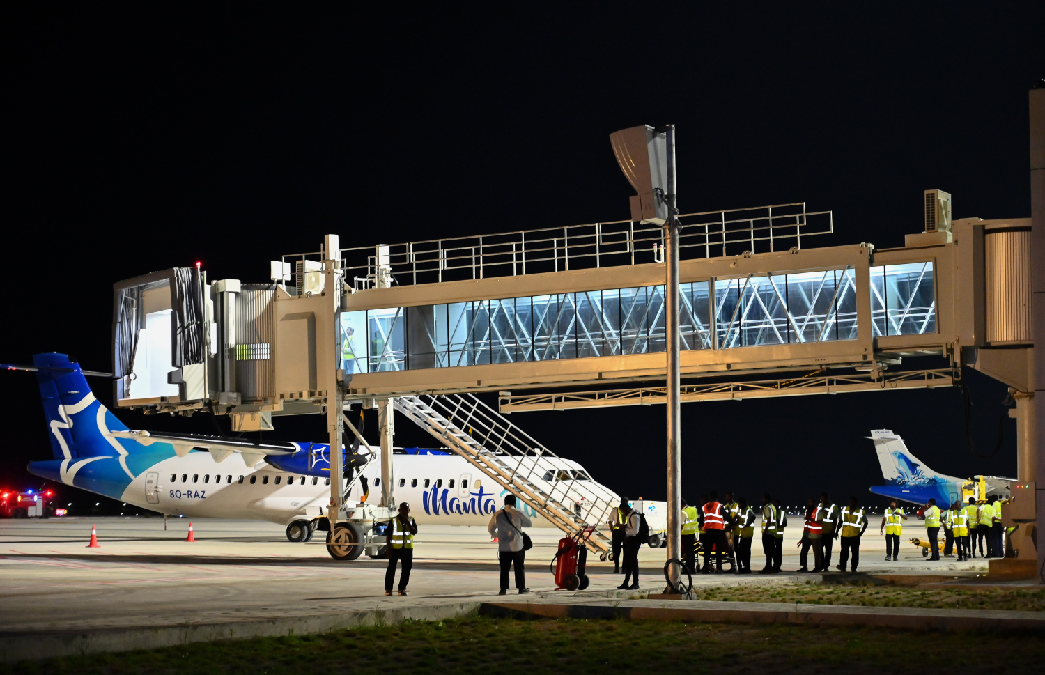 ހަނިމާދޫ އިންޓަނޭޝަނަލް އެެއާޕޯޓްގެ އެއިރޯ ބްރިޖް ބޭނުންކުރަނީ: މިއީ ވެލާނާ އިންޓަނޭޝަނަލް އެއާޕޯޓު ފިޔަވައި ރާއްޖޭގެ އެހެން އެއާޕޯޓެއްގައި އެއިރޯ ބްރިޖު ބޭނުންކުރަން ފެށި ފުރަތަމަ އެއާޕޯޓް.---ފޮޓޯ: ނިޝާން އަލީ| މިހާރު