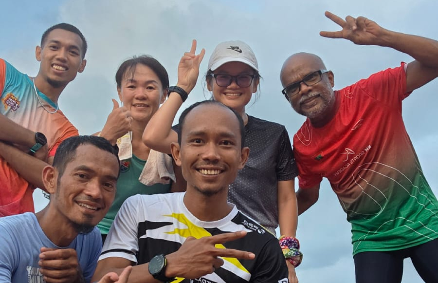 ކުޑަހުސެން (ކ) މެލޭޝިއާގައި އޭނާ ކޯޗުކޮށްދޭ ބައެއް ދުވުންތެރިންނާ އެކު.