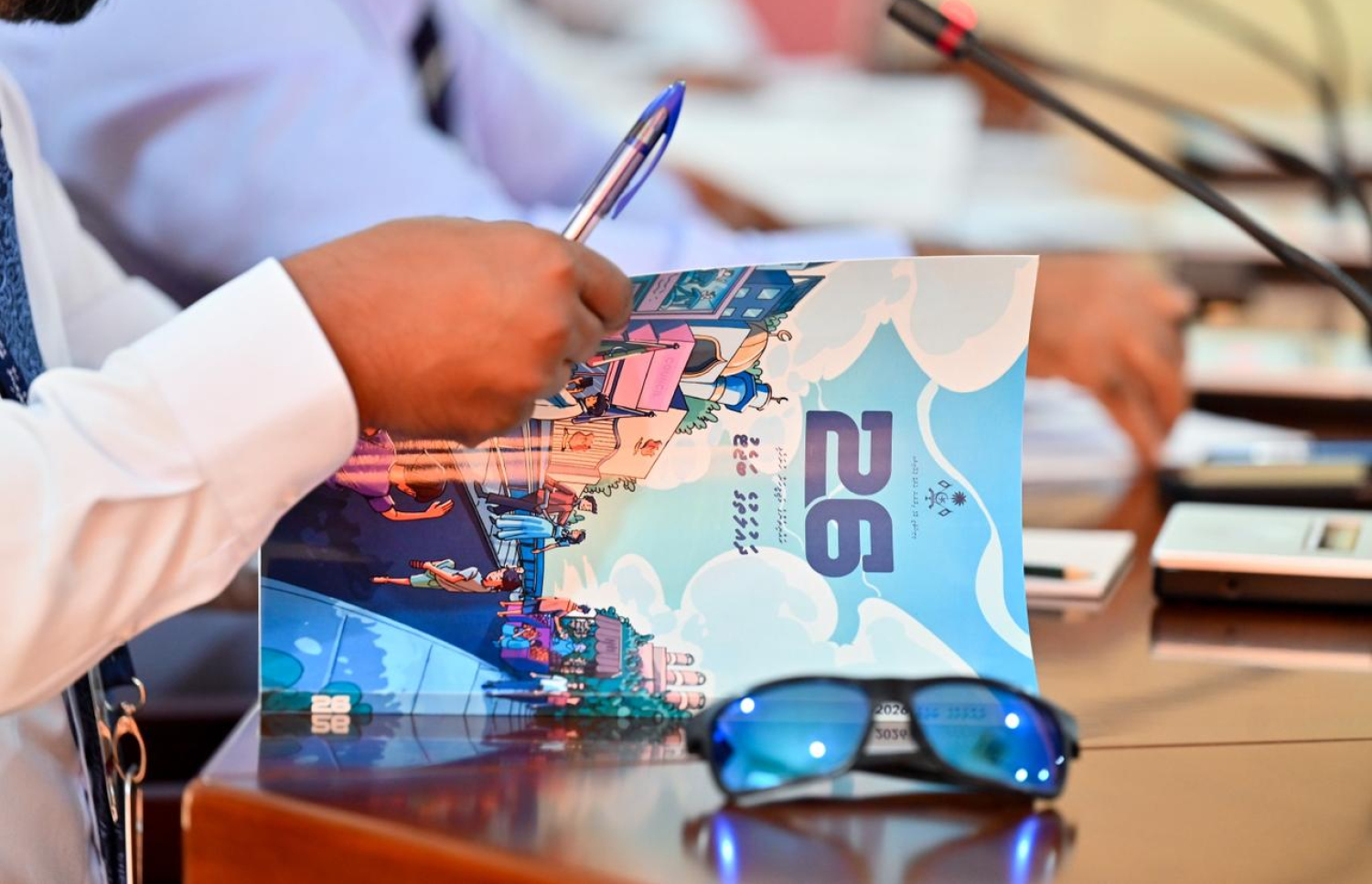 ރައްޔިތުންގެ މަޖިލީހުގެ ބަޖެޓު ދިރާސާ ކޮމިޓީއަށް ފިނޭންސް މިނިސްޓަރު މޫސާ ޒަމީރު މައުލޫމާތު ދެއްވަނީ. --ފޮޓޯ: ނިޝާން އަލީ | މިހާރު