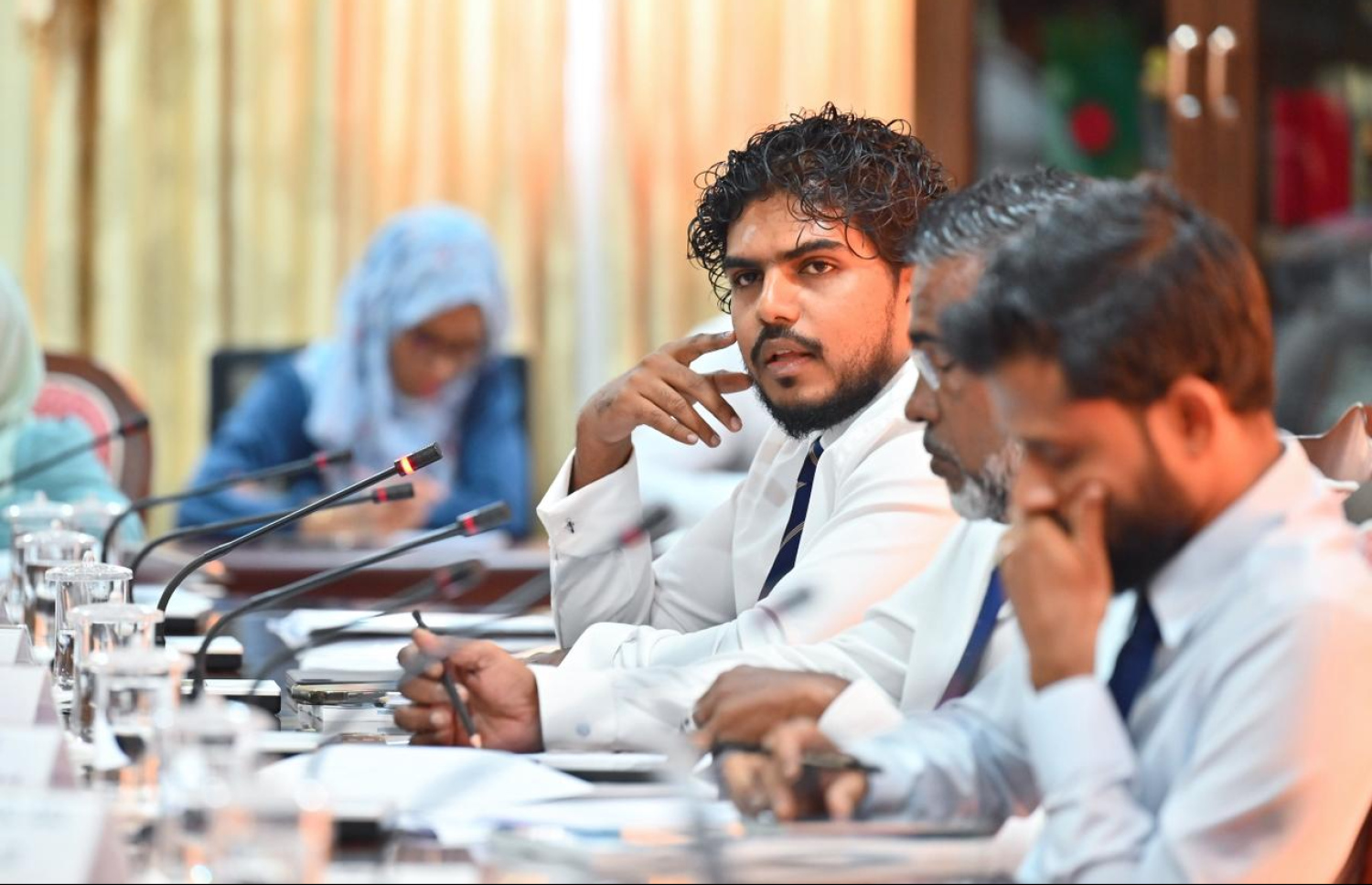 ބަޖެޓް ދިރާސާ ކުރާ ކޮމިޓީގައި މެންބަރުން ސުވާލު ކުރަނީ --- މިހާރު ފޮޓޯ/ނިޝާން އަލީ