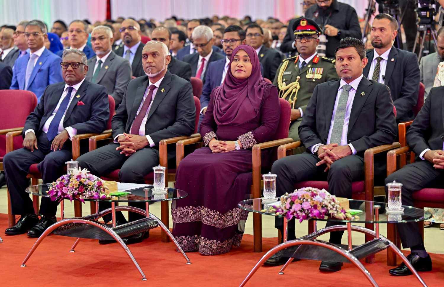 މި އަހަރުގެ ޖުމްހޫރީ ދުވަހުގެ ރަސްމީ ޖަލްސާގައި ރައީސް ޑރ. މުހައްމަދު މުއިއްޒުގެ ދެކަނބަލުންނާއި ނައިބު ރައީސް ހުސެއިން މުހައްމަދު ލަތީފް އަދި ކުރީގެ ރައީސް ޑރ. މުހައްމަދު ވަހީދު ބައިވެރިވެވަޑައިގަންނަވަނީ.-- ފޮޓޯ: ރައީސް އޮފީސް