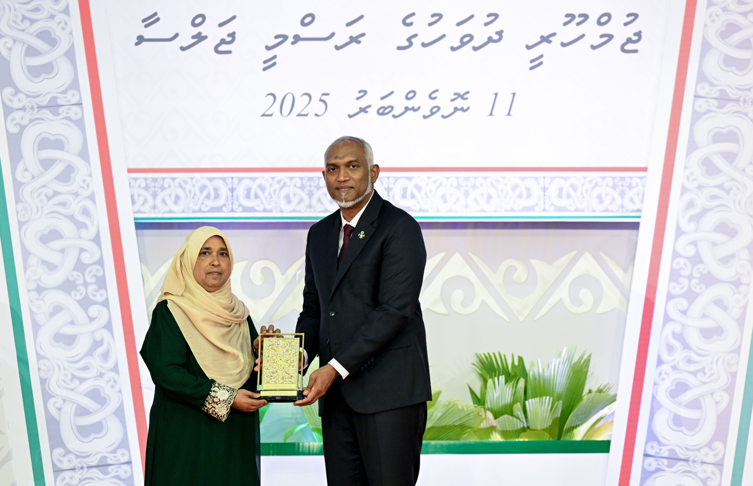 ދައުލަތަށް ގިނަ ދުވަހު ހިދުމަތް ކުރި މުވައްޒަފެއްގެ އަގު ވަޒަންކުރެއްވުމުގެ ގޮތުން ރައީސް މުއިއްޒު މިއަދު އިނާމު ދެއްވަނީ.---ފޮޓޯ: ރައީސް އޮފީސް