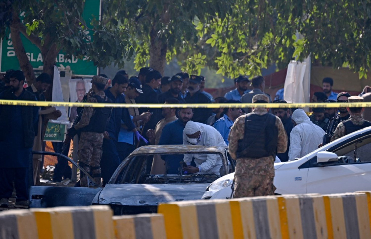 ޕާކިސްތާނުގެ ވެރިރަށް އިސްލާމްއާބާދުގައި މިއަދު ހަމަލާ ދިން ސަރަހައްދު ބަންދުކޮށް ތަހުގީގު ޓީމު ހަރަކާތްތެރިވަނީ. -- ފޮޓޯ: އޭއެފްޕީ