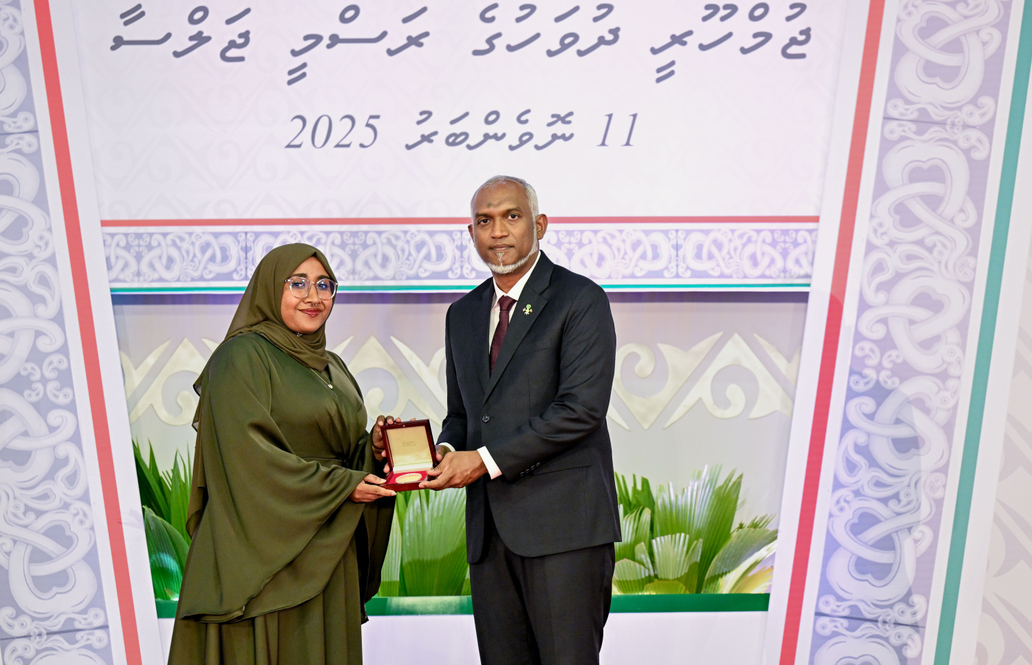 ދިވެހި ދައުލަތަށް ހިދުމަތްކުރުމުގެ އިނާމު ލިބިވަޑައިގެންނެވި ބޭފުޅަކަށް ރައީސް މުއިއްޒު ޝަރަފުގެ އައްޑަނަ އަރުވަނީ.--- ފޮޓޯ: ރައީސް އޮފީސް