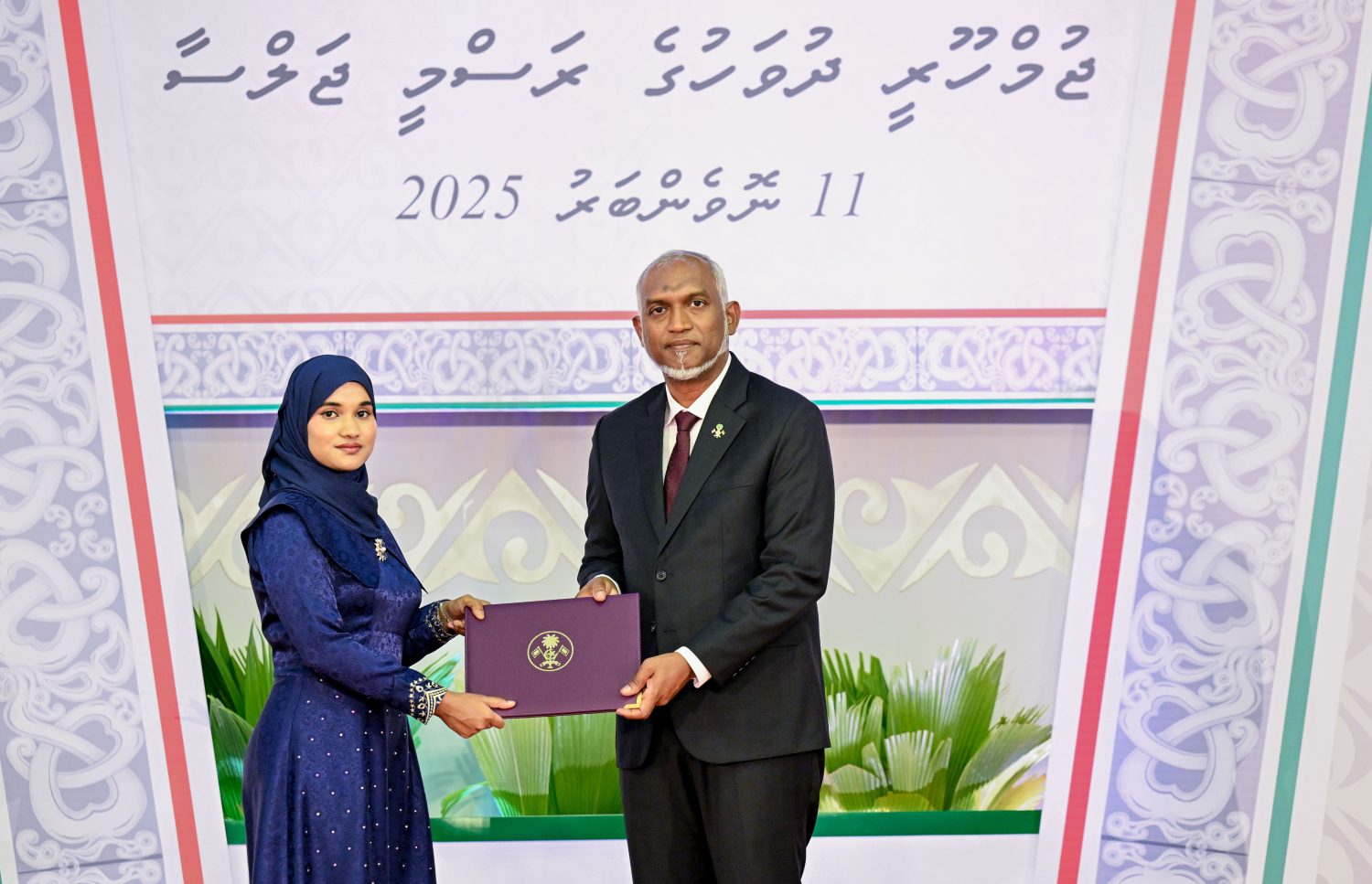 ދިވެހި ދައުލަތަށް ހިދުމަތްކުރުމުގެ އިނާމު ލިބިވަޑައިގެންނެވި ބޭފުޅަކަށް ރައީސް މުއިއްޒު ޝަރަފުގެ އައްޑަނަ އަރުވަނީ.--- ފޮޓޯ: ރައީސް އޮފީސް