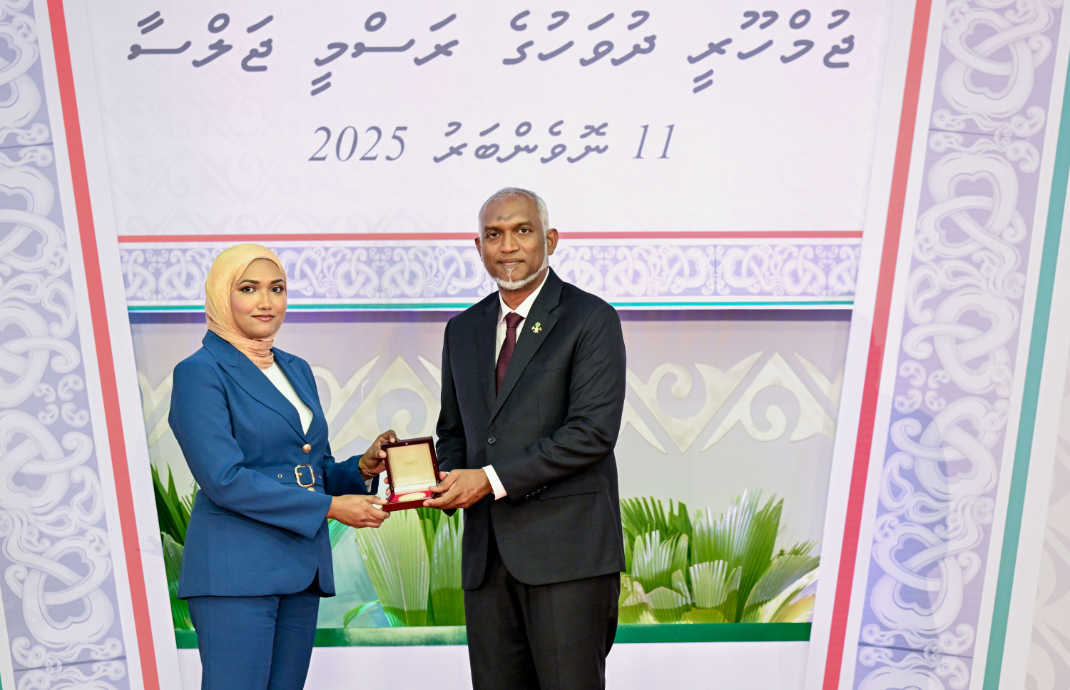 ދިވެހި ދައުލަތަށް ހިދުމަތްކުރުމުގެ އިނާމު ލިބިވަޑައިގެންނެވި ބޭފުޅަކަށް ރައީސް މުއިއްޒު ޝަރަފުގެ އައްޑަނަ އަރުވަނީ.--- ފޮޓޯ: ރައީސް އޮފީސް