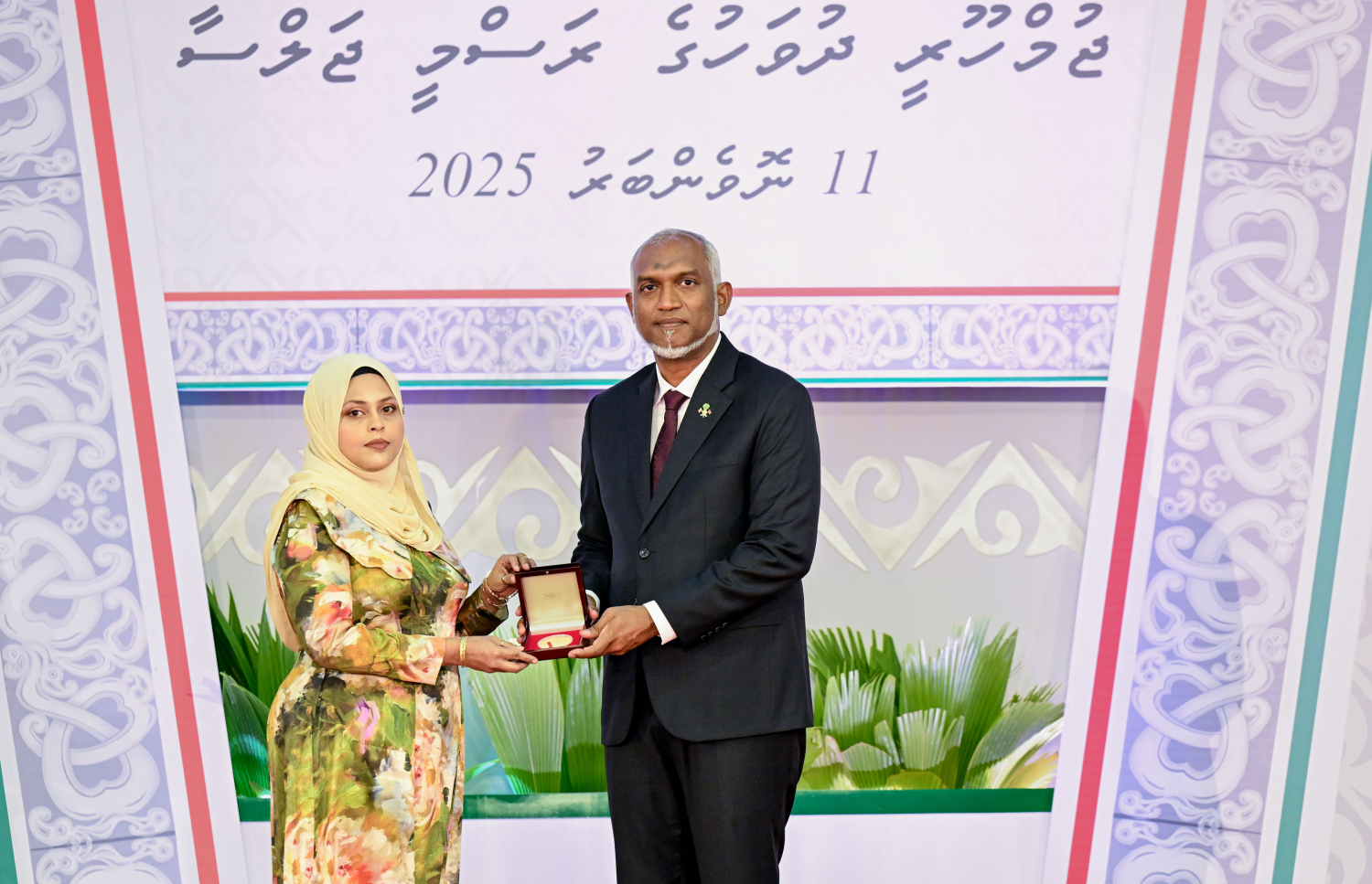 ދިވެހި ދައުލަތަށް ހިދުމަތްކުރުމުގެ އިނާމު ލިބިވަޑައިގެންނެވި ބޭފުޅަކަށް ރައީސް މުއިއްޒު ޝަރަފުގެ އައްޑަނަ އަރުވަނީ.--- ފޮޓޯ: ރައީސް އޮފީސް