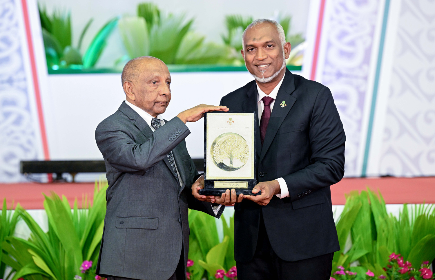 ސިއްހީ ދާއިރާއިން ޝަރަފުވެރިކަމުގެ އިނާމު ހާސިލް ކުރެއްވި މޫސާ އަންވަރާ (ވ) ރައީސް މުއިއްޒު އިނާމު ހަވާލުކުރައްވަނީ.--- ފޮޓޯ: ރައީސް އޮފީސް