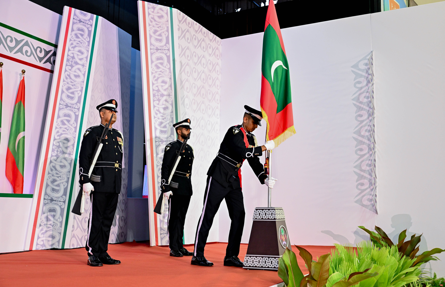 ސޯޝަލް ސެންޓަރުގައި މިއަދު ހެނދުނު ބޭއްވި 57 ވަނަ ޖުމްހޫރީ ދުވަހުގެ ރަސްމީ ޖަލްސާ.-- ފޮޓޯ: ރައީސް އޮފީސް