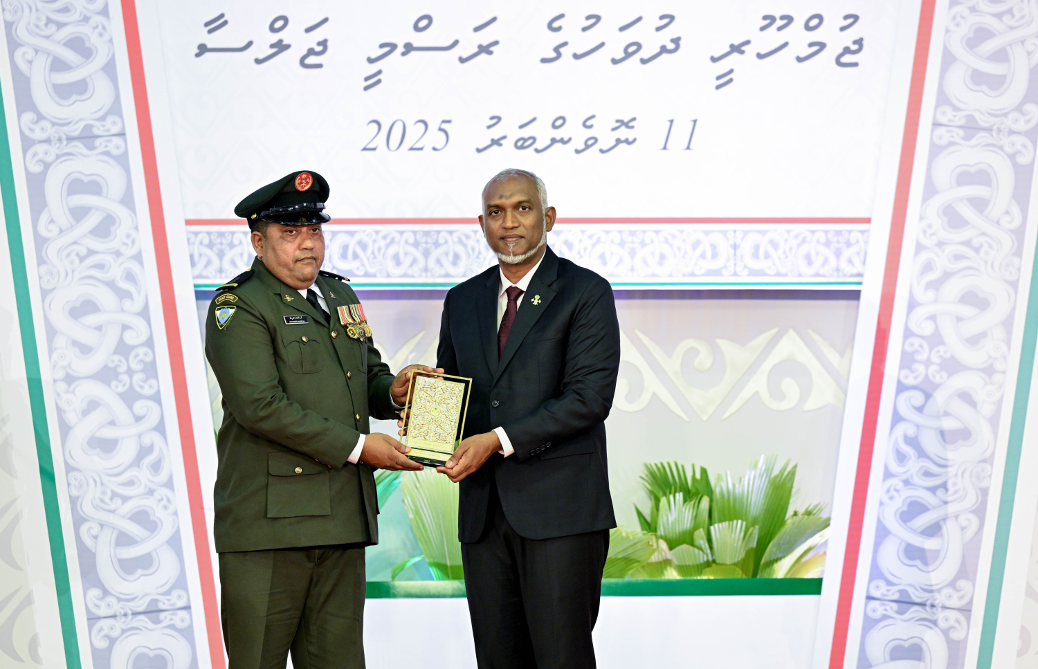 ދިވެހި ދައުލަތަށް ހިދުމަތްކުރުމުގެ އިނާމު ލިބިވަޑައިގެންނެވި ސިފައިންގެ ބޭފުޅަކަށް ރައީސް މުއިއްޒު ޝަރަފުގެ އައްޑަނަ އަރުވަނީ.--- ފޮޓޯ: ރައީސް އޮފީސް