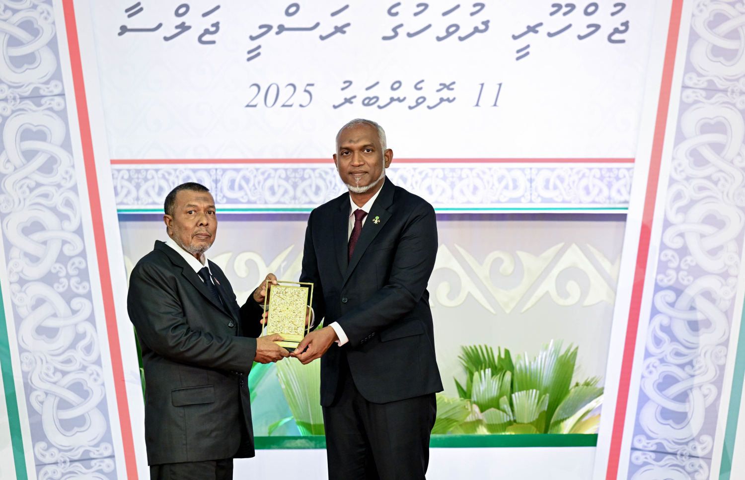 ދިވެހި ދައުލަތަށް ހިދުމަތްކުރުމުގެ އިނާމު ލިބިވަޑައިގެންނެވި ބޭފުޅަކަށް ރައީސް މުއިއްޒު ޝަރަފުގެ އައްޑަނަ އަރުވަނީ.--- ފޮޓޯ: ރައީސް އޮފީސް