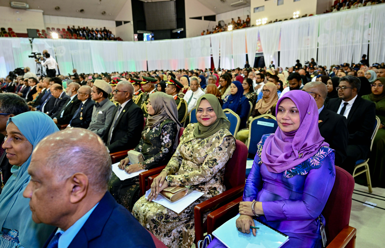 ސޯޝަލް ސެންޓަރުގައި މިއަދު ހެނދުނު ބޭއްވި 57 ވަނަ ޖުމްހޫރީ ދުވަހުގެ ރަސްމީ ޖަލްސާގައި ބައިވެރިވެވަޑައިގެންނެވި ބައެއް ބޭފުޅުން.-.-- ފޮޓޯ: ރައީސް އޮފީސް