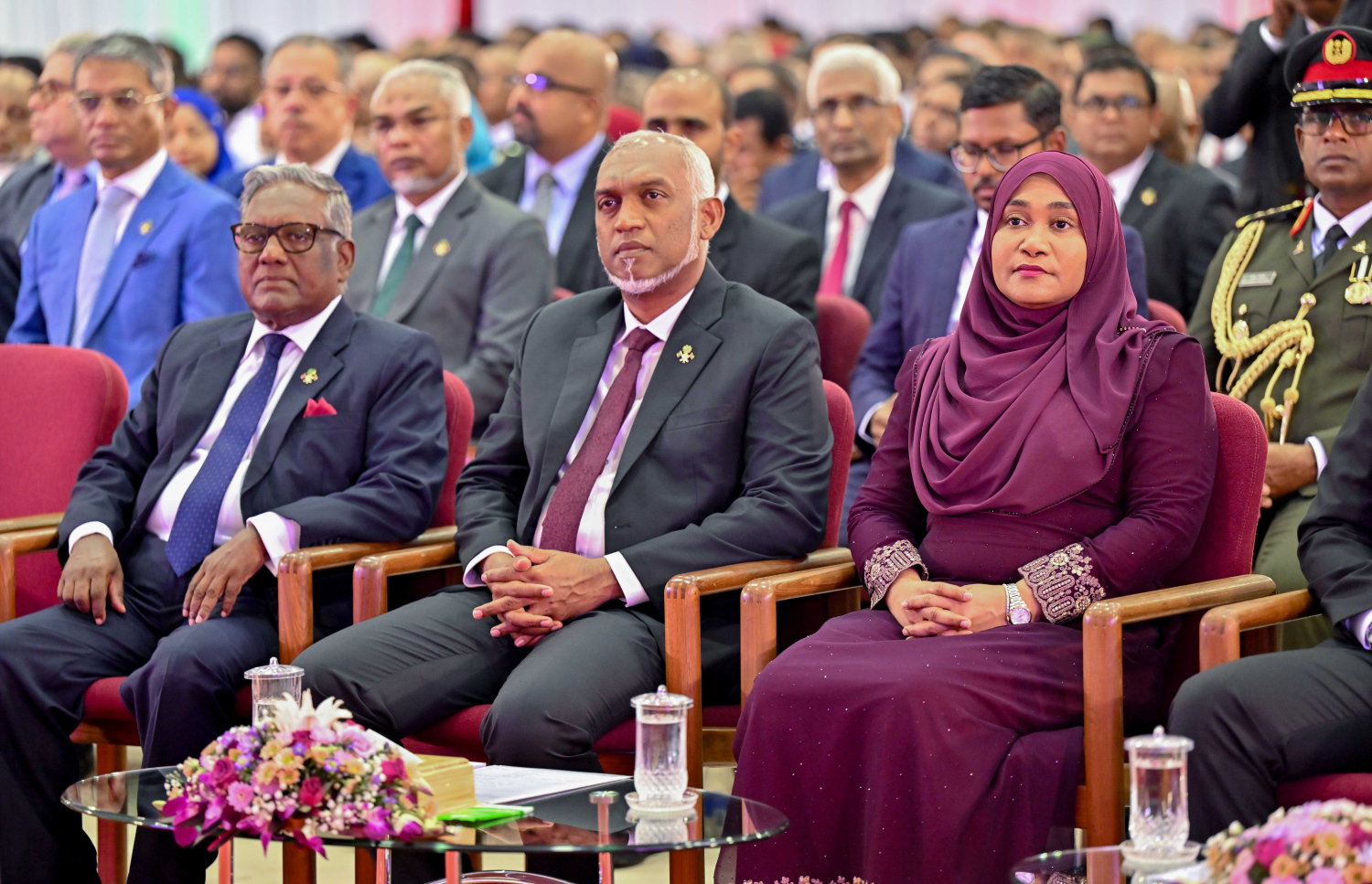 ސޯޝަލް ސެންޓަރުގައި މިއަދު ހެނދުނު ބޭއްވި 57 ވަނަ ޖުމްހޫރީ ދުވަހުގެ ރަސްމީ ޖަލްސާގައި ރައީސް މުއިއްޒުގެ ދެކަނބަލުން ބައިވެރިވެވަޑައިގަންނަވަނީ.--- ފޮޓޯ: ރައީސް އޮފީސް